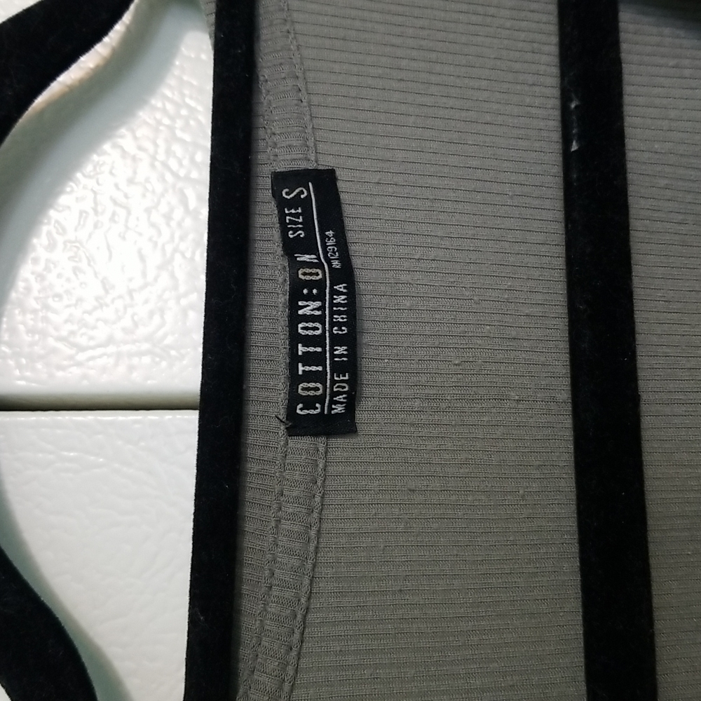 V-neck Tank - Picture 2 of 3